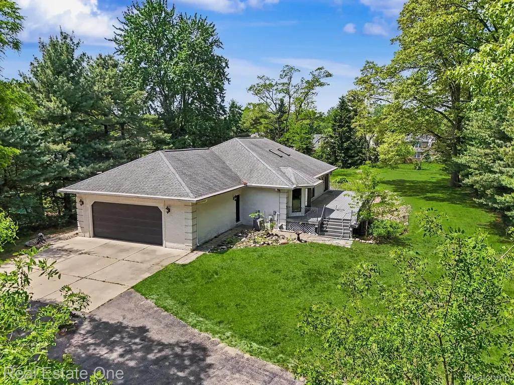 8329 Gray Street Westland City MI 48185