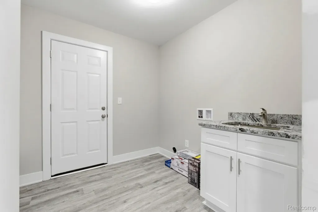 2279 Baltimore Davison City MI 48423