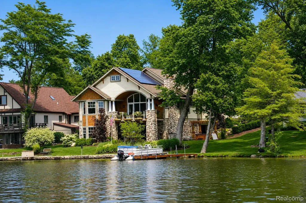 8665 Lakeview Boulevard Independence Charter Township MI 48348