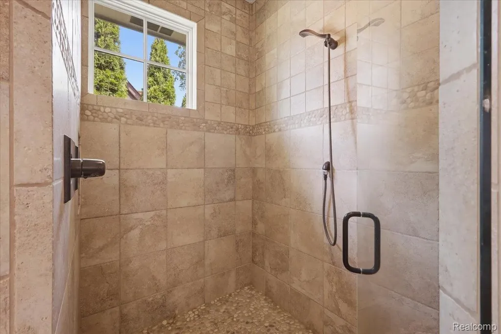 8665 Lakeview Boulevard Independence Charter Township MI 48348