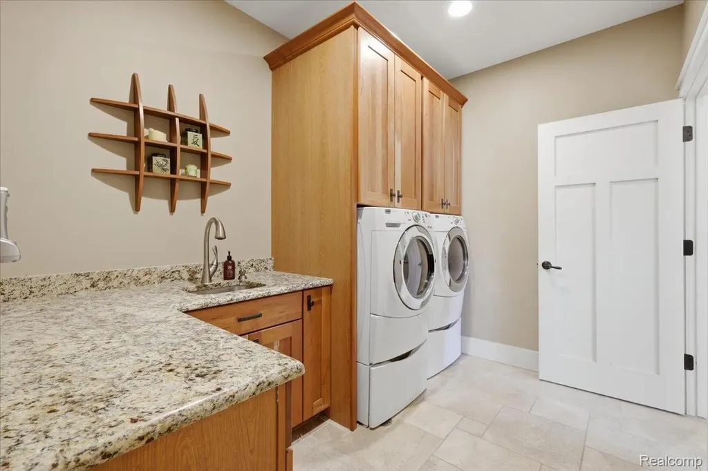 8665 Lakeview Boulevard Independence Charter Township MI 48348