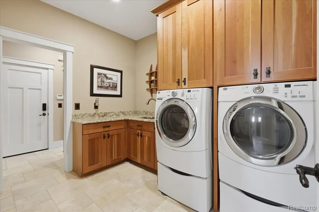 8665 Lakeview Boulevard Independence Charter Township MI 48348