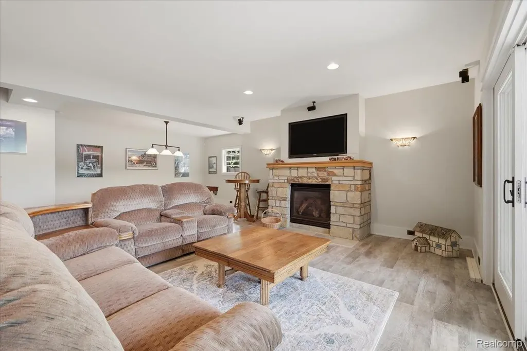 8665 Lakeview Boulevard Independence Charter Township MI 48348