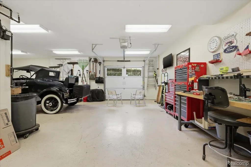 8665 Lakeview Boulevard Independence Charter Township MI 48348