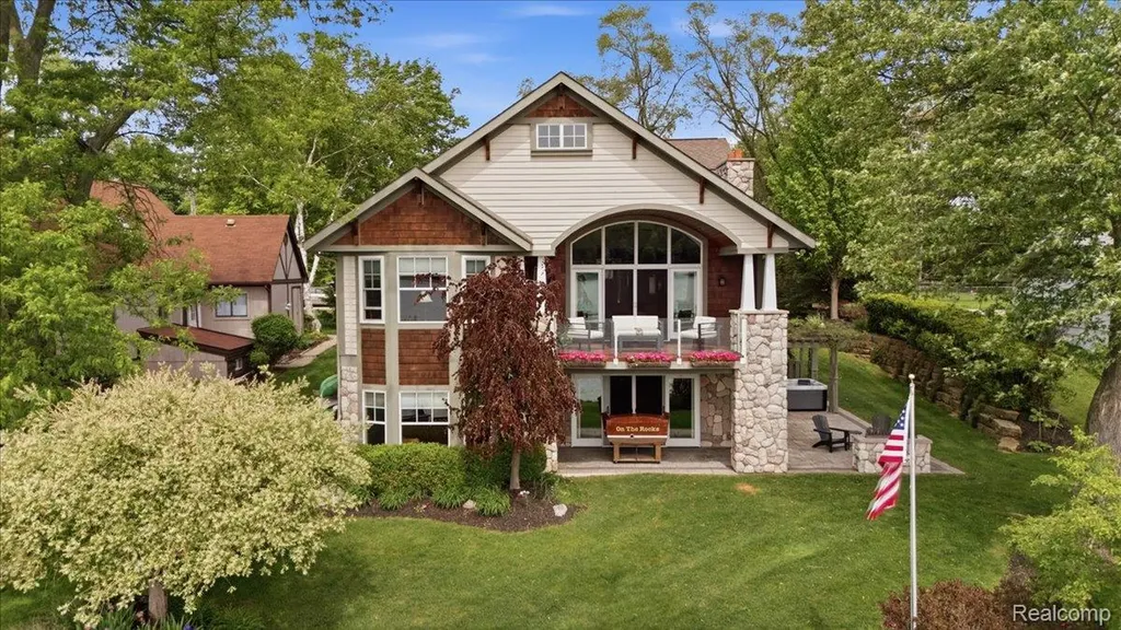 8665 Lakeview Boulevard Independence Charter Township MI 48348