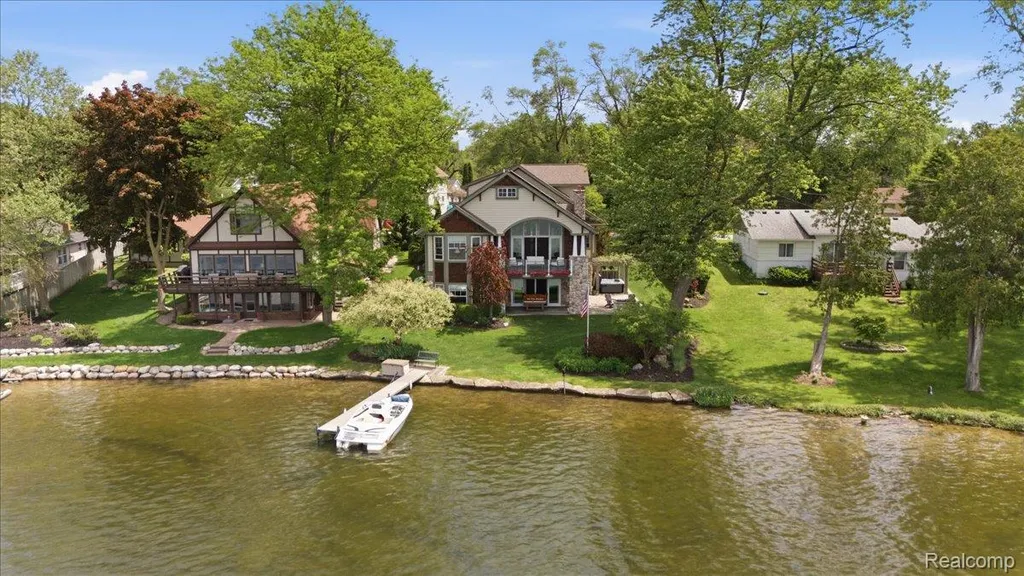 8665 Lakeview Boulevard Independence Charter Township MI 48348