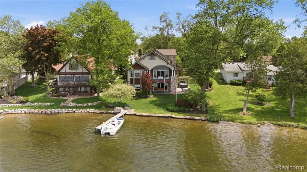 8665 Lakeview Boulevard Independence Charter Township MI 48348
