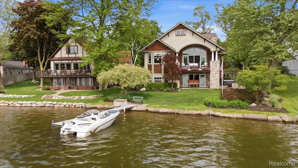 8665 Lakeview Boulevard Independence Charter Township MI 48348