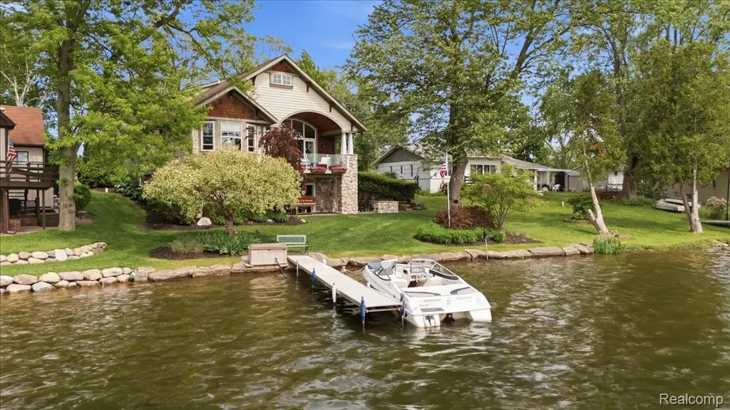 8665 Lakeview Boulevard Independence Charter Township MI 48348