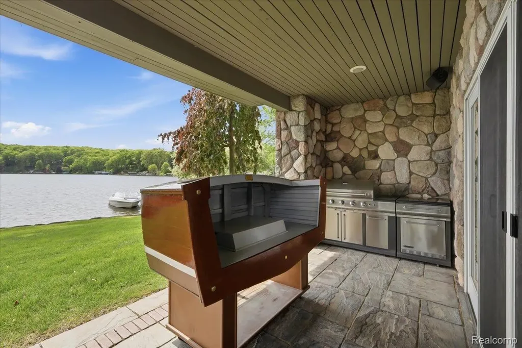 8665 Lakeview Boulevard Independence Charter Township MI 48348