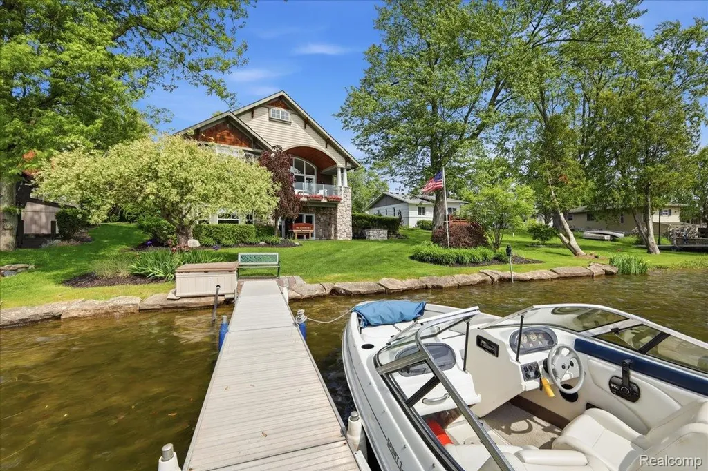 8665 Lakeview Boulevard Independence Charter Township MI 48348