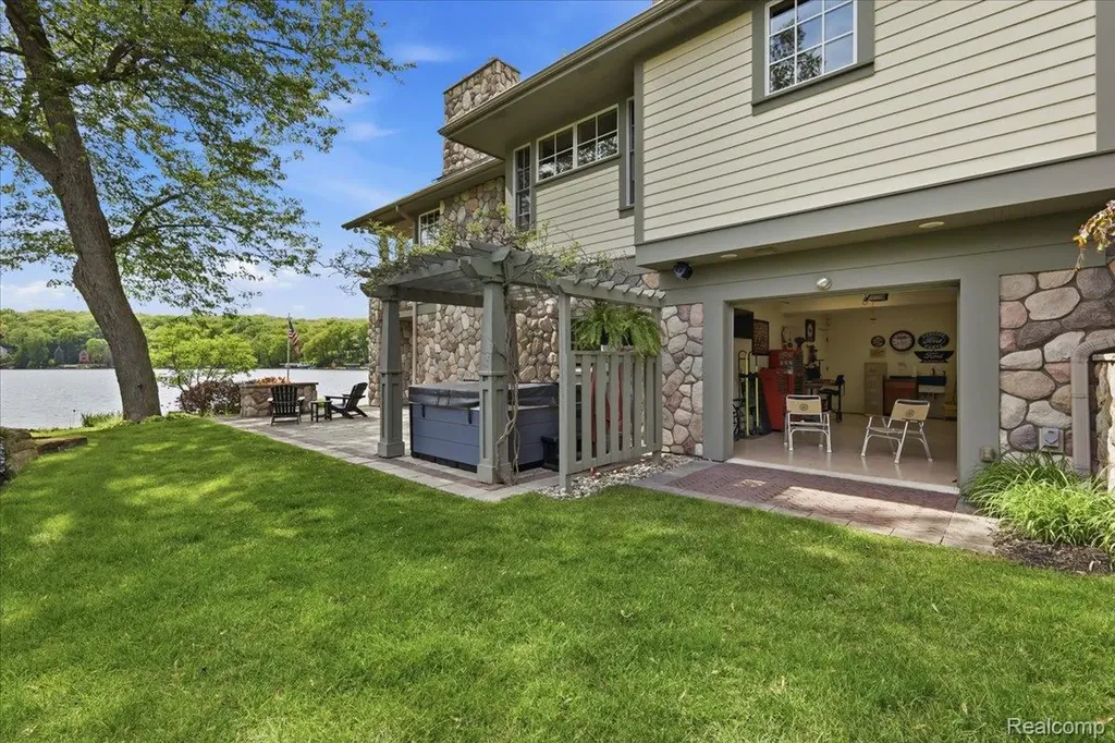 8665 Lakeview Boulevard Independence Charter Township MI 48348