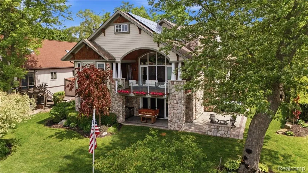 8665 Lakeview Boulevard Independence Charter Township MI 48348