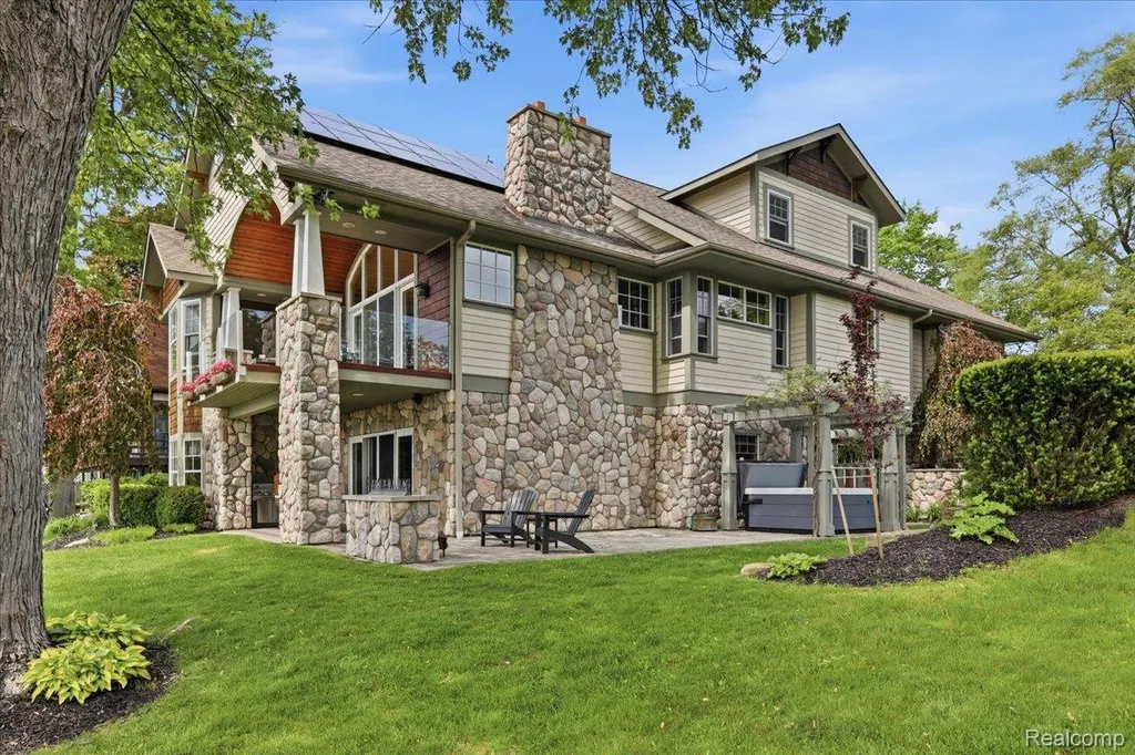 8665 Lakeview Boulevard Independence Charter Township MI 48348