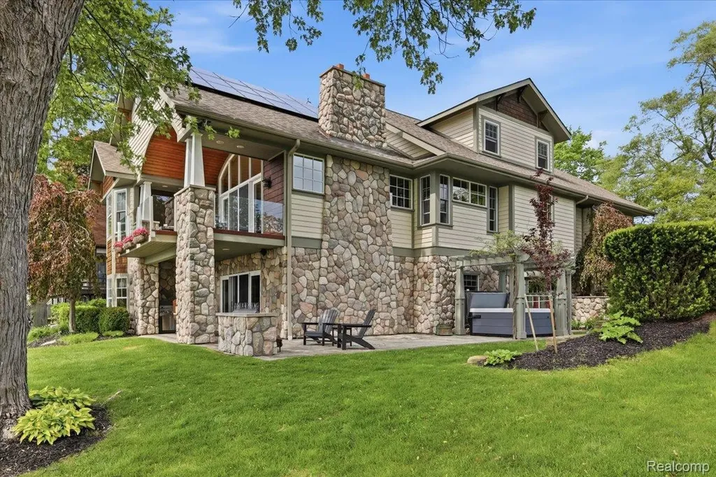 8665 Lakeview Boulevard Independence Charter Township MI 48348