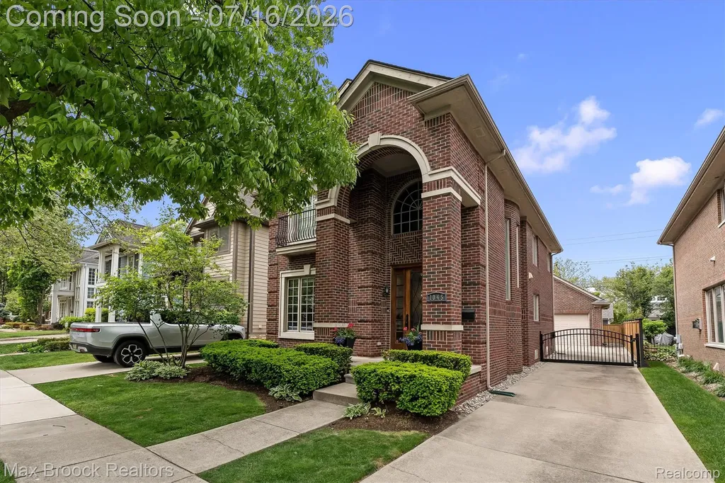 1045 Bennaville Avenue Birmingham City MI 48009