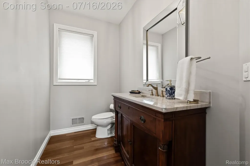 1045 Bennaville Avenue Birmingham City MI 48009