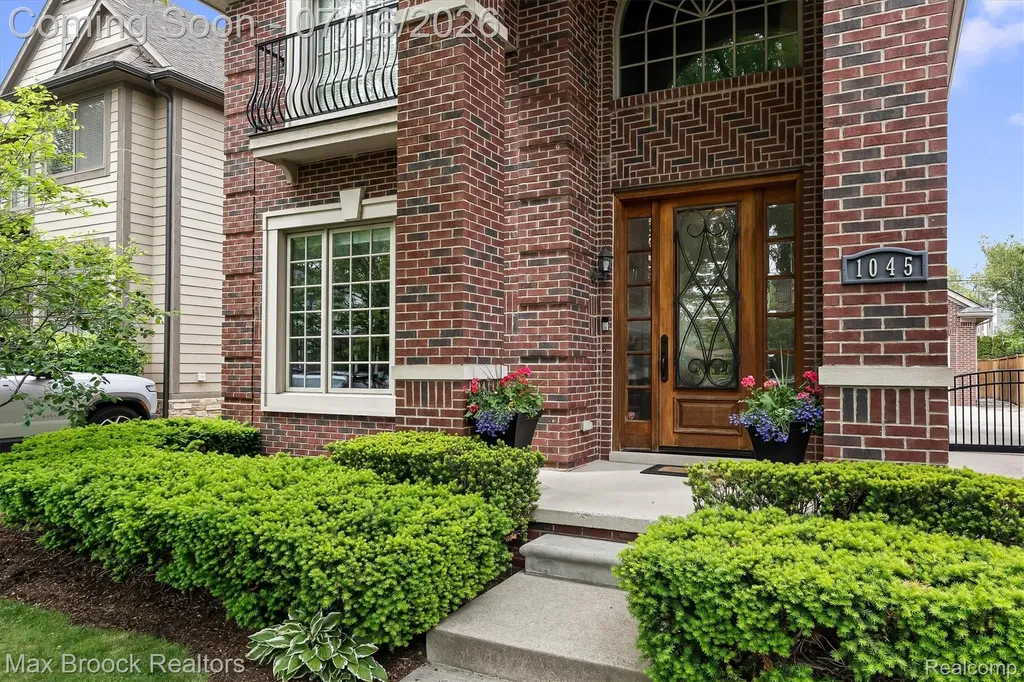 1045 Bennaville Avenue Birmingham City MI 48009
