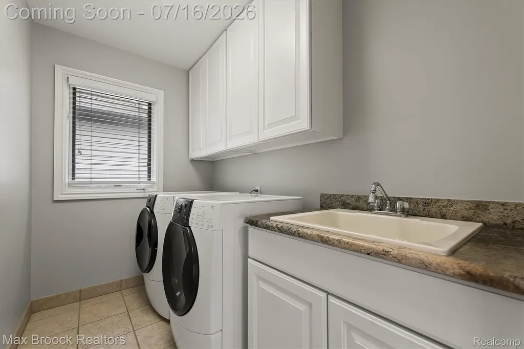 1045 Bennaville Avenue Birmingham City MI 48009