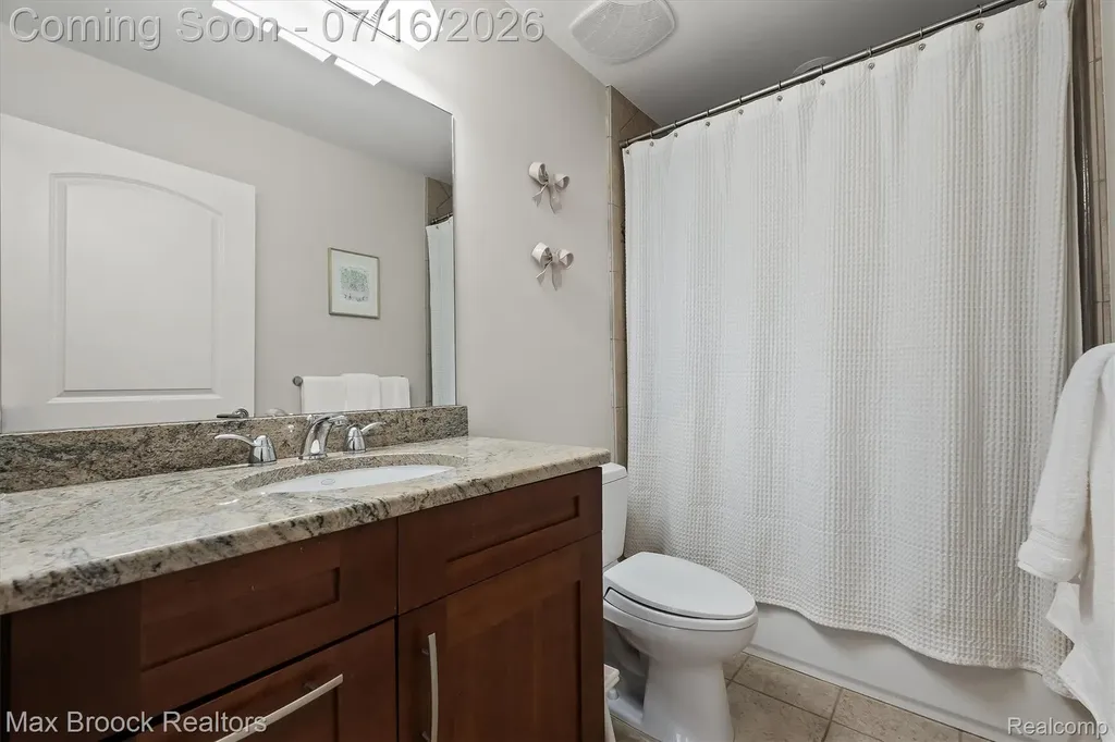 1045 Bennaville Avenue Birmingham City MI 48009
