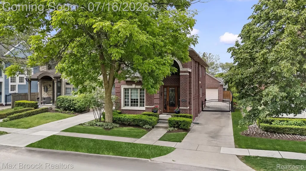 1045 Bennaville Avenue Birmingham City MI 48009