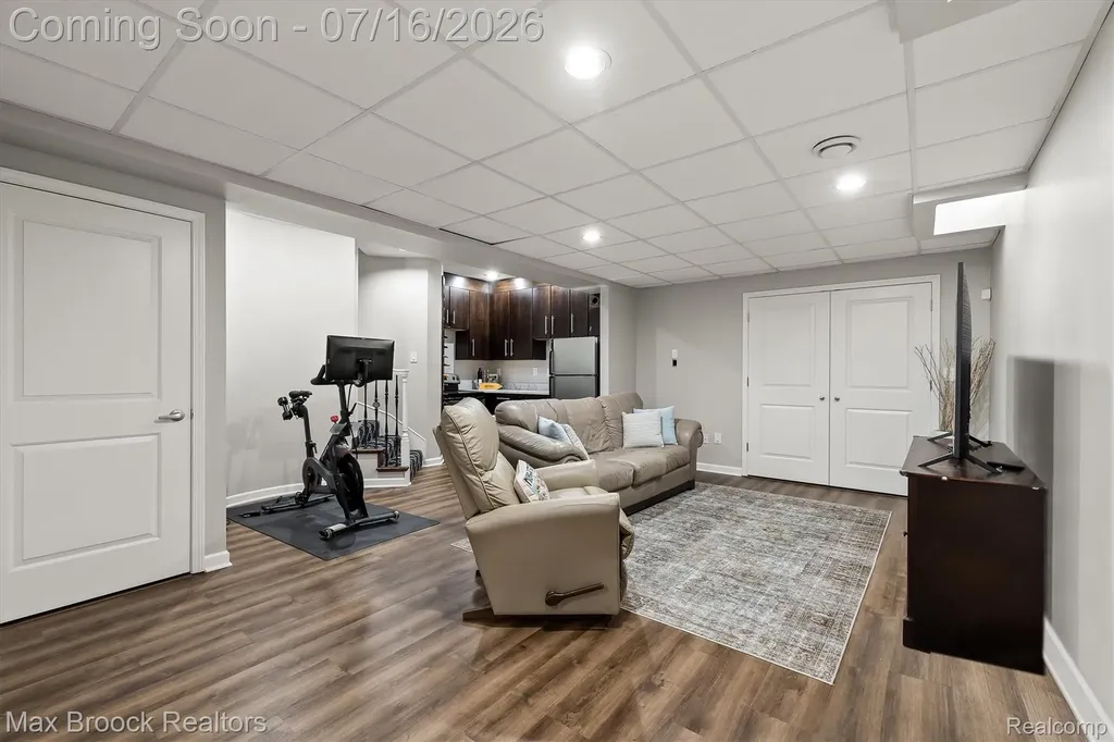 1045 Bennaville Avenue Birmingham City MI 48009