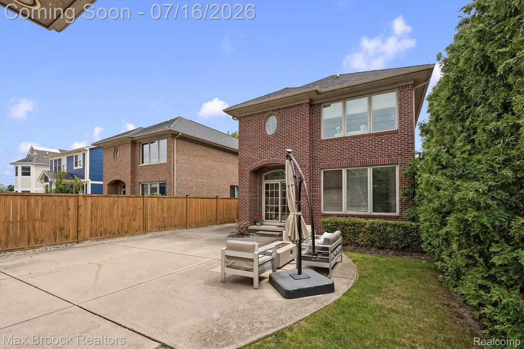 1045 Bennaville Avenue Birmingham City MI 48009