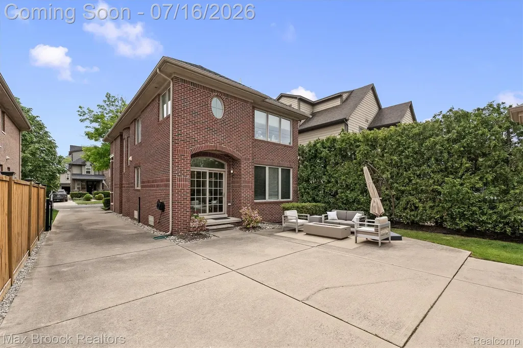 1045 Bennaville Avenue Birmingham City MI 48009