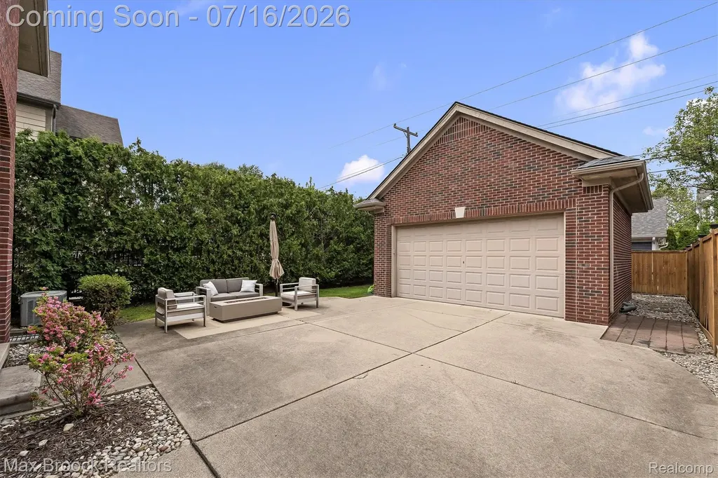 1045 Bennaville Avenue Birmingham City MI 48009