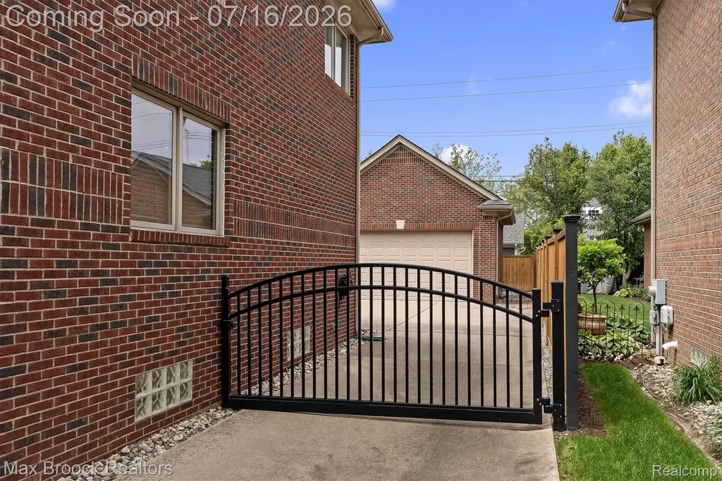 1045 Bennaville Avenue Birmingham City MI 48009