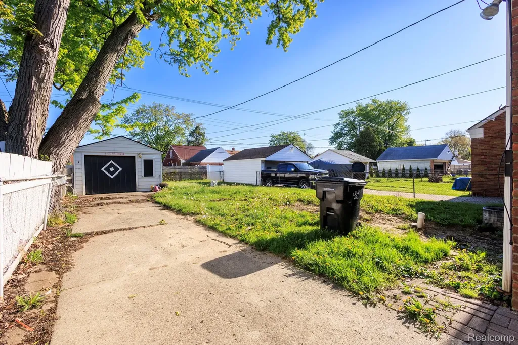 13821 Fairmount Drive Detroit City MI 48205