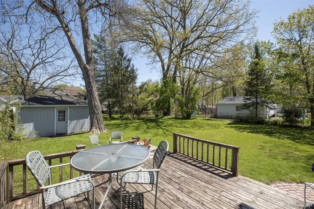 25425 6th Street Grosse Ile Township MI 48138