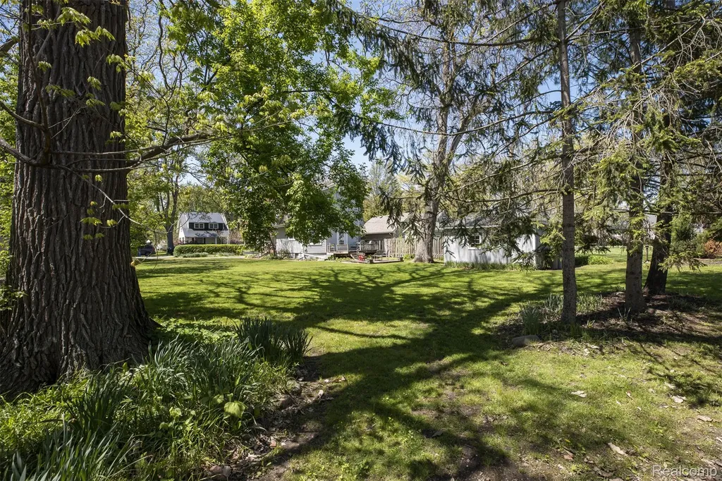 25425 6th Street Grosse Ile Township MI 48138
