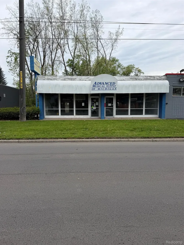 6865 Middlebelt Road Garden City City MI 48135