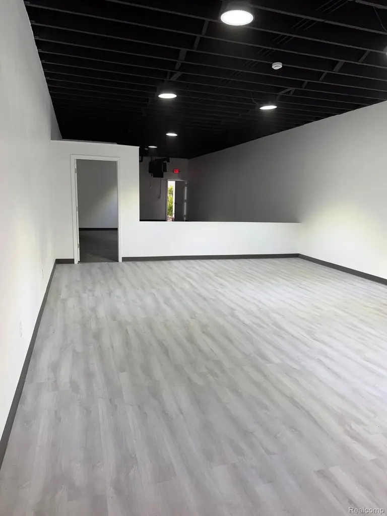 6865 Middlebelt Road Garden City City MI 48135