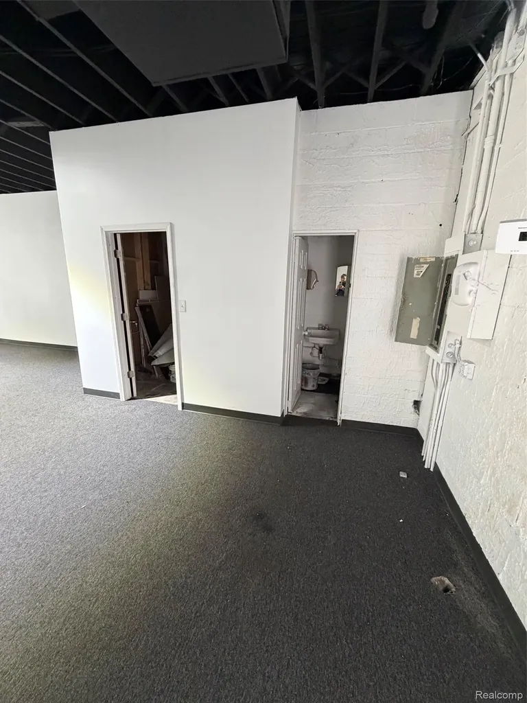 6865 Middlebelt Road Garden City City MI 48135