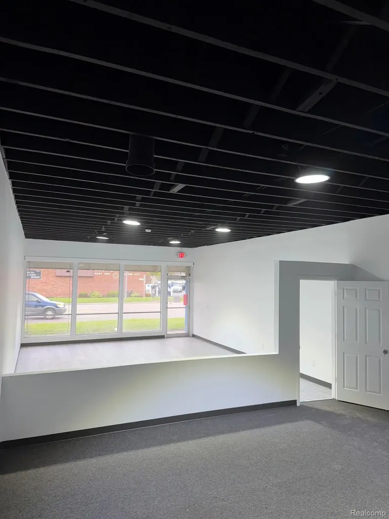 6865 Middlebelt Road Garden City City MI 48135