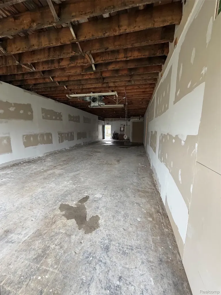 6865 Middlebelt Road Garden City City MI 48135