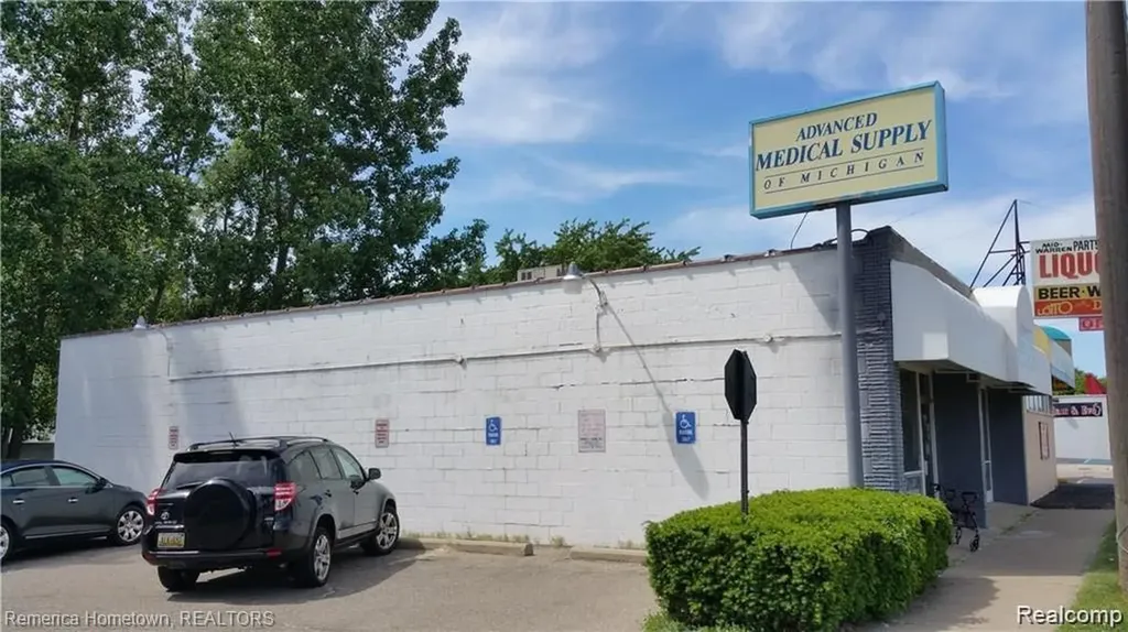 6865 Middlebelt Road Garden City City MI 48135