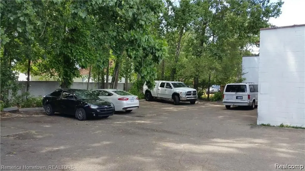 6865 Middlebelt Road Garden City City MI 48135