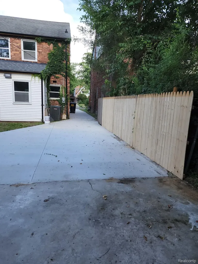 17377 Pennington Drive Detroit City MI 48221