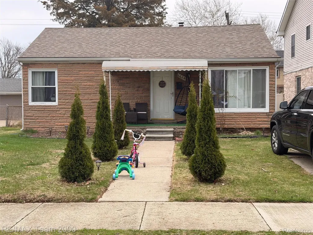 6624 Centralia Street Dearborn Heights City MI 48127