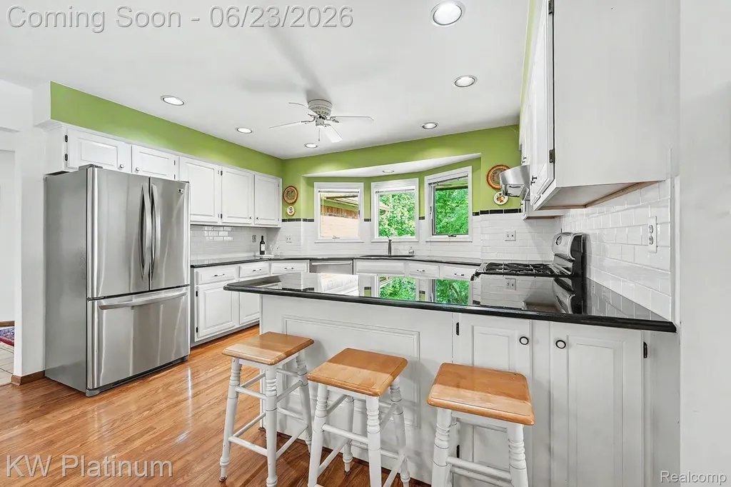41945 Hillview Drive Sterling Heights City MI 48314