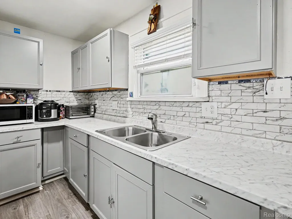 7268 Hupp Avenue Warren City MI 48091