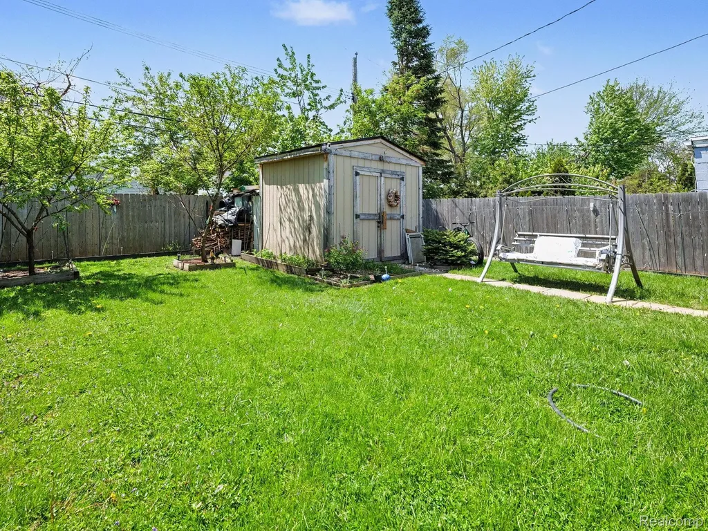 7268 Hupp Avenue Warren City MI 48091