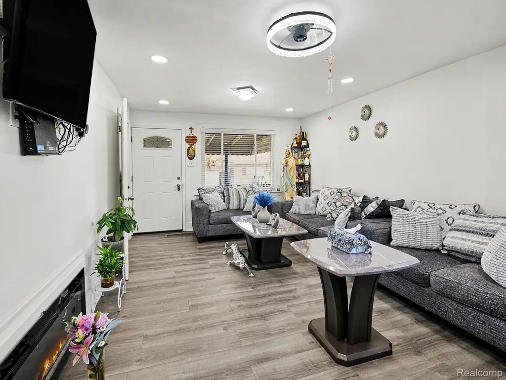 7268 Hupp Avenue Warren City MI 48091