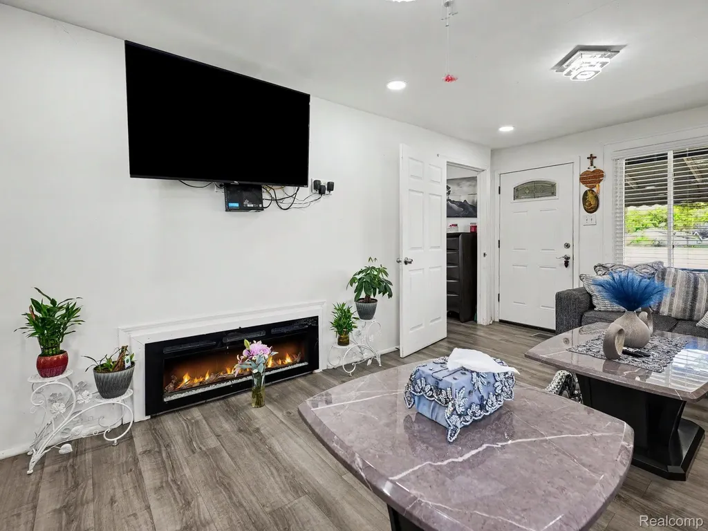 7268 Hupp Avenue Warren City MI 48091