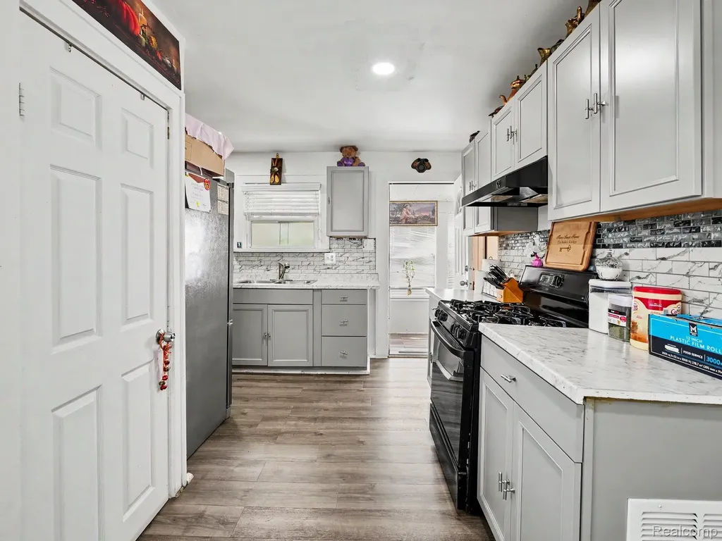 7268 Hupp Avenue Warren City MI 48091
