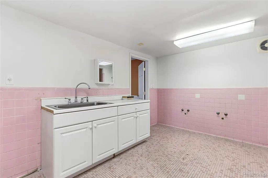 19621 Wood Street Melvindale City MI 48122