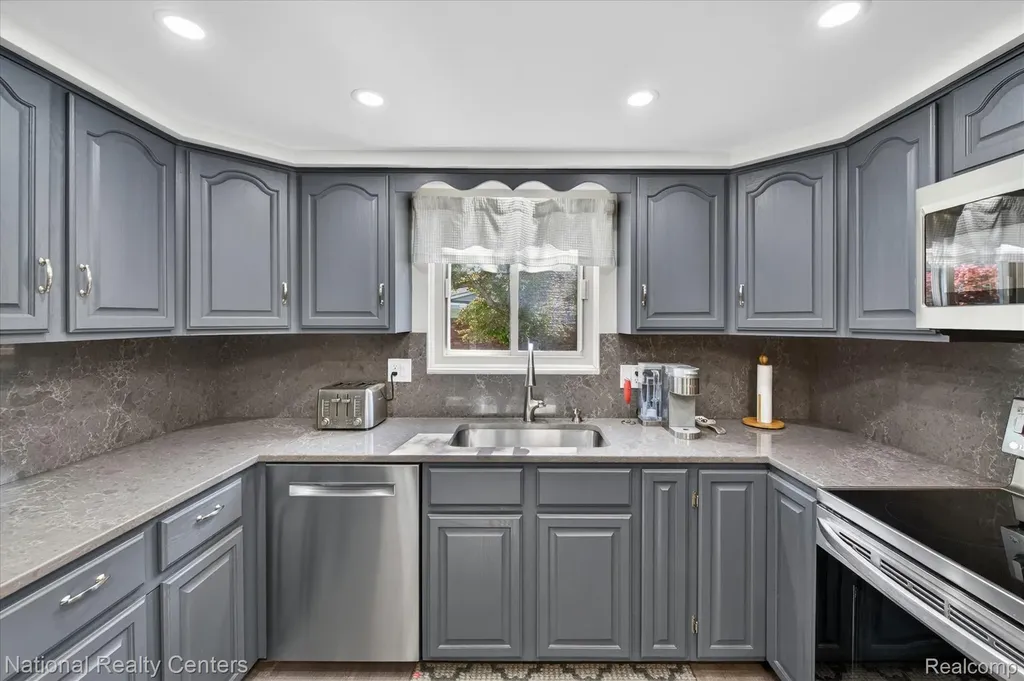 35037 Ellen Court Livonia City MI 48154